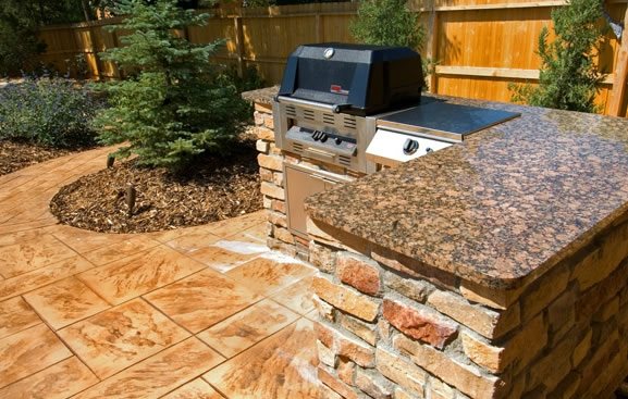 Outdoor Kitchen with mixed stone veneer and stucco - Hi ...