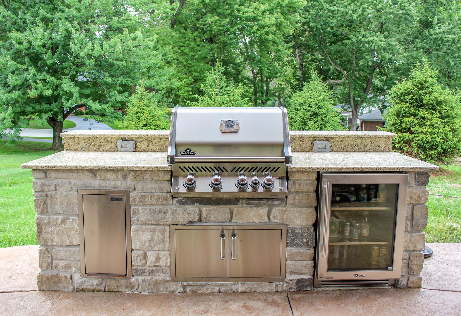 outdoor kitchen